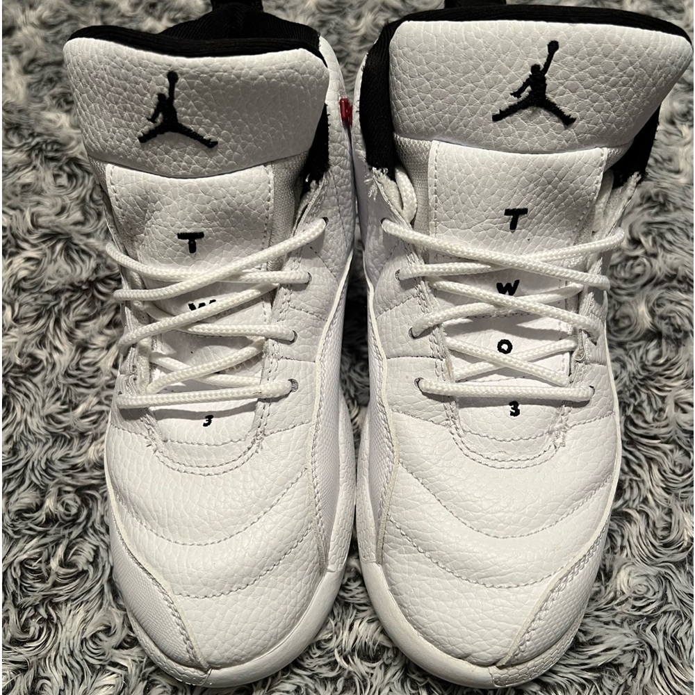 White Jordan’s size 3 in kids like new